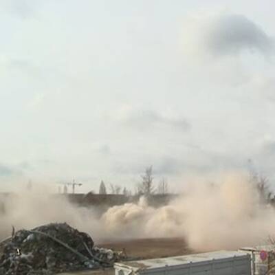 Der 48 Meter hohe Schornstein wurde kontrolliert zu Fall gebracht