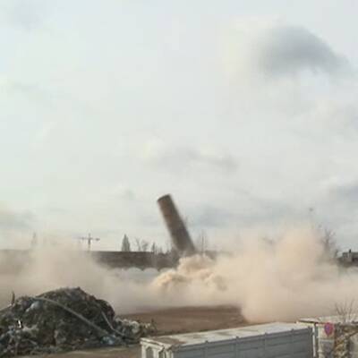 Der 48 Meter hohe Schornstein wurde kontrolliert zu Fall gebracht