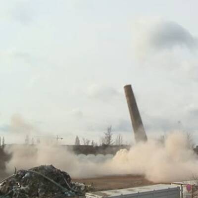 Der 48 Meter hohe Schornstein wurde kontrolliert zu Fall gebracht