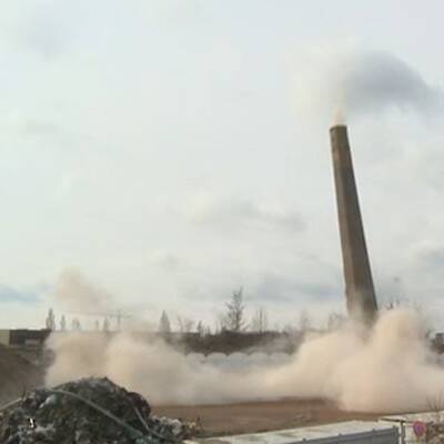 Der 48 Meter hohe Schornstein wurde kontrolliert zu Fall gebracht