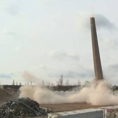 Der 48 Meter hohe Schornstein wurde kontrolliert zu Fall gebracht