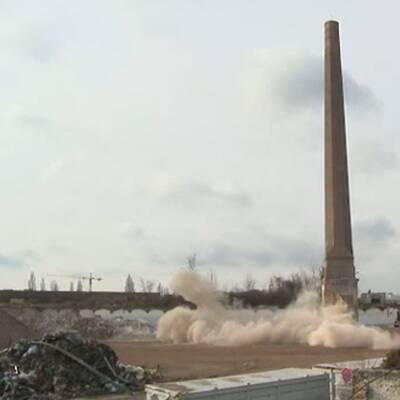 Der 48 Meter hohe Schornstein wurde kontrolliert zu Fall gebracht