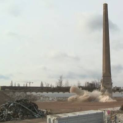 Der 48 Meter hohe Schornstein wurde kontrolliert zu Fall gebracht
