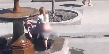 Paar hat Sex in einem Springbrunnen