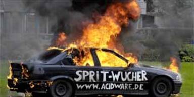 Deutscher zündete aus Protest sein Auto an
