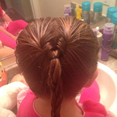 Greg Wickerst Frisurkreationen für Tochter Izzy