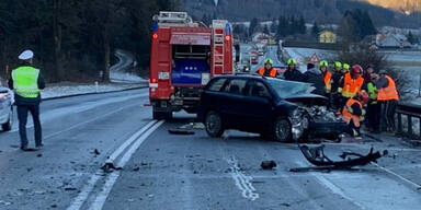 Pkw-Lenker crasht in Kleinbus - tot