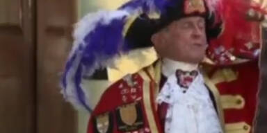 Stadtschreier verk&uuml;ndet royale Geburt