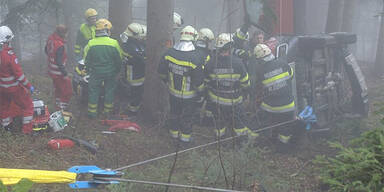 Crash: Lenker lag 11 Stunden im Wrack