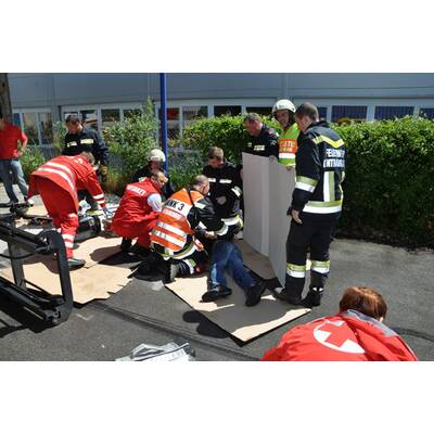 Feuerwehreinsatz: Mann unter Stapler eingeklemmt