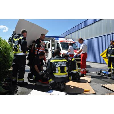 Feuerwehreinsatz: Mann unter Stapler eingeklemmt