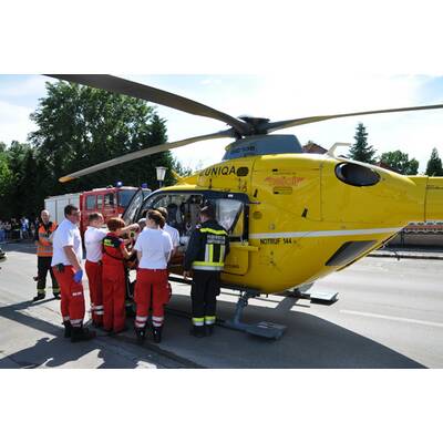 Feuerwehreinsatz: Mann unter Stapler eingeklemmt
