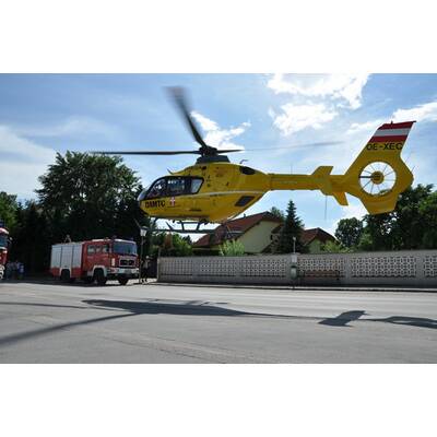 Feuerwehreinsatz: Mann unter Stapler eingeklemmt