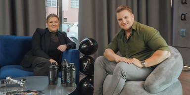 Kathi und Matthias zeigen Übungen, die Kraft, Stabilität und Balance kombinieren