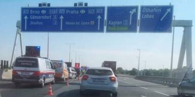 Laster krachte in Leitschiene: Mega-Stau auf S&uuml;dosttangente