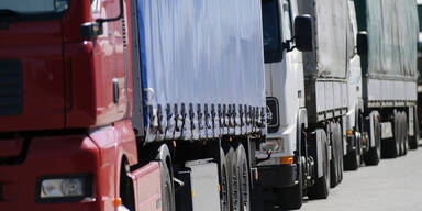 Deutsche Grenzkontrollen führen zu Lkw-Stau auf der A12