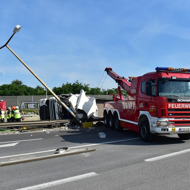 Mega-Stau: Lkw-Unfall legt A23 lahm