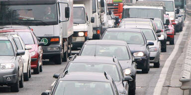 stau auf autobahn