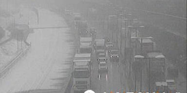 Schnee: Ganz Wien versinkt im Stau-Chaos