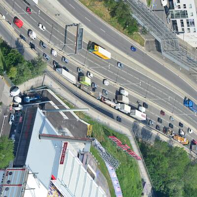 Lkw-Unfall legt A23 lahm