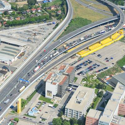 Lkw-Unfall legt A23 lahm