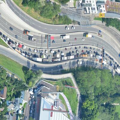 Lkw-Unfall legt A23 lahm