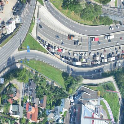 Lkw-Unfall legt A23 lahm