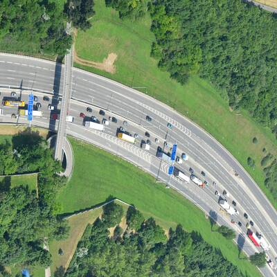 Lkw-Unfall legt A23 lahm