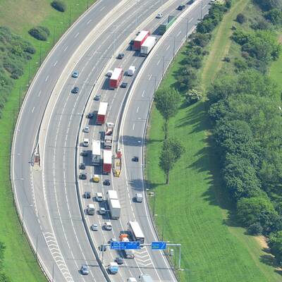 Lkw-Unfall legt A23 lahm