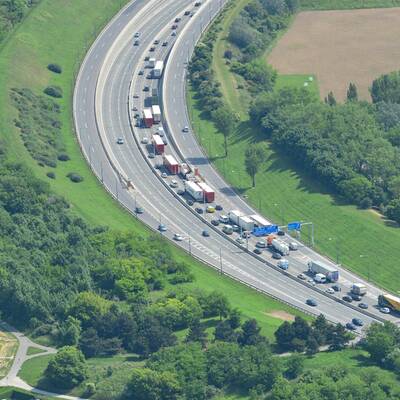 Lkw-Unfall legt A23 lahm