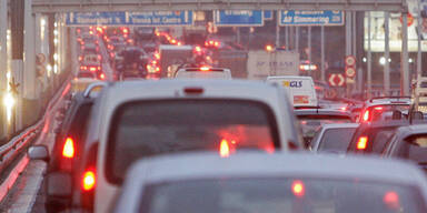Massenkarambolage legt Südautobahn lahm