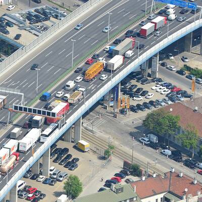 Lkw-Unfall legt A23 lahm