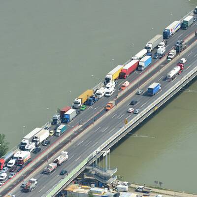 Lkw-Unfall legt A23 lahm