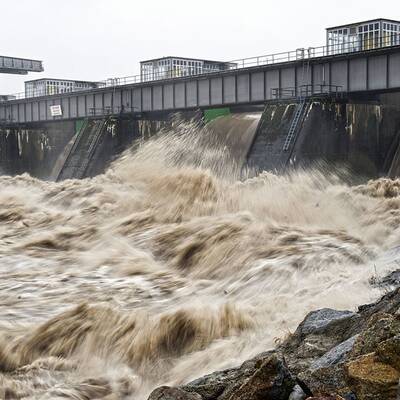 Feuerwehrleute bei Aufräumarbeiten im Bezirk Lieze