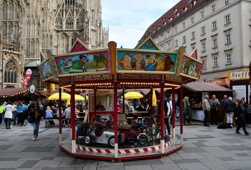 Glockenklang und Gaumenfreude: Startschuss für den Steffl-Kirtag