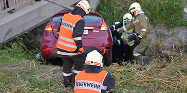 Frau (48) rast gegen Brücke