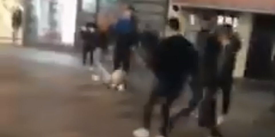 Jugendliche spielen am Stephansplatz Fußball: 117 Anzeigen