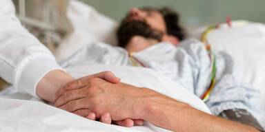 Sterbende Person im Krankenhausbett