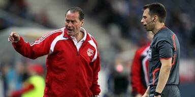 Stevens attackiert Kameramann und Schiri