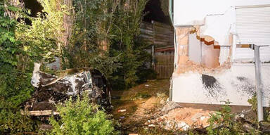 Auto gegen Haus katapultiert