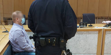 Sohn vor Gericht, nachdem er seinen eigenen Vater erw&uuml;rgt hat