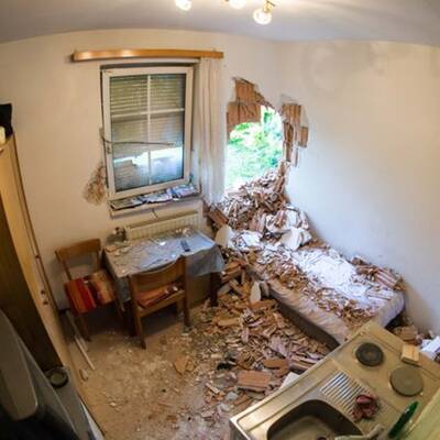 Auto gegen Haus katapultiert