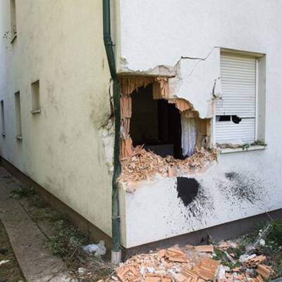 Auto gegen Haus katapultiert