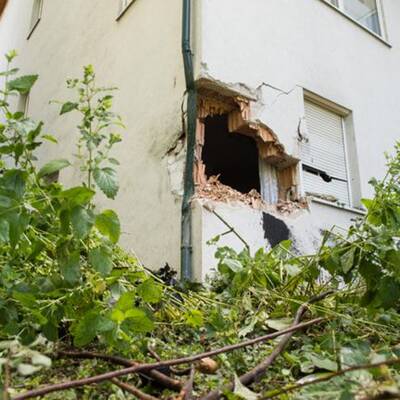Auto gegen Haus katapultiert