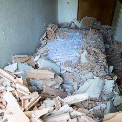 Auto gegen Haus katapultiert