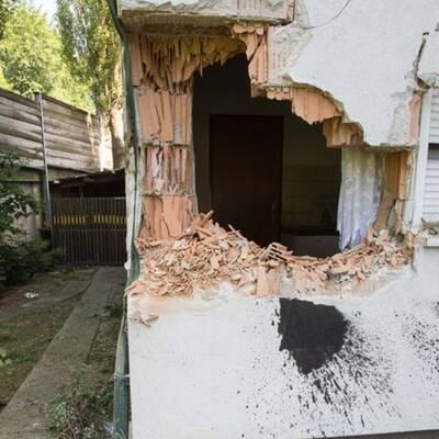 Auto gegen Haus katapultiert