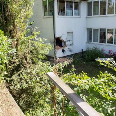 Auto gegen Haus katapultiert