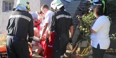 Rentnerin klemmte unter Stiegengeländer