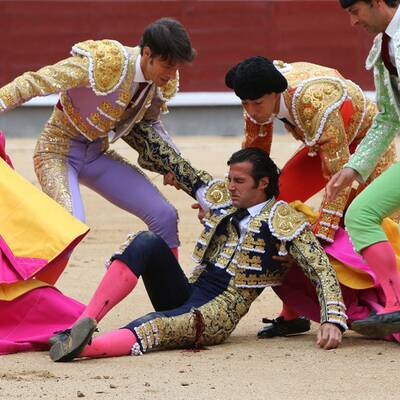 Stiere spießen alle Toreros auf