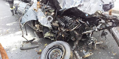 Auto stürzt 50 Meter tief ab